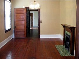   Wonderful 3bdrm 1.5bath in a Step to St Charles in New Orleans, LA (Photo 5 of 7)