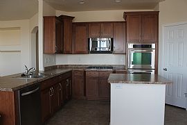 Deluxe 2-Story,3-Bed,Loft,2.5 Bath,2-Level Deck,Stunning Views in Aurora, CO (Photo 3 of 12)