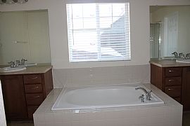 Deluxe 2-Story,3-Bed,Loft,2.5 Bath,2-Level Deck,Stunning Views in Aurora, CO (Photo 8 of 12)