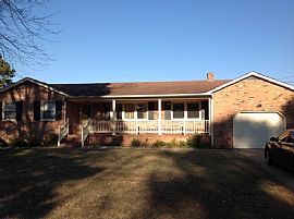 Spacious 3bed 2 Bath Home with Covered Porch, Patio, Fenced Bac in Virginia Beach, VA (Photo 7 of 12)