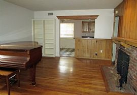 Great Location in Woodland Hills in Woodland Hills, CA (Photo 2 of 4)