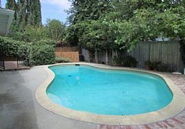 Great Location in Woodland Hills in Woodland Hills, CA (Photo 4 of 4)