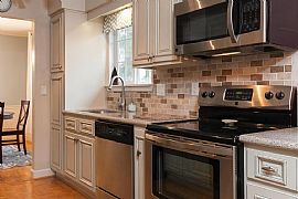  Adorable Pristine Brick/stucco Ranch in Columbus, OH (Photo 3 of 4)