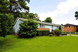 Charming 3 Bedroom, 2 Bath Home in Jacksonville, NC (Photo 2 of 4)