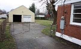 This Brick Ranch Style House Has 3 Bedrooms 1 1/2 Bath in Louisville, KY (Photo 11 of 11)