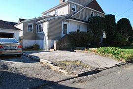 Walking Distant to Downtown Mamaroneck Avenue and All Houses Of in White Plains, NY (Photo 9 of 9)