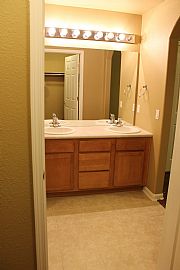 Beautiful Condo, 2 Bed, 2 Bath, Covered Garage, 1200 Sq Ft in Aurora, CO (Photo 6 of 12)