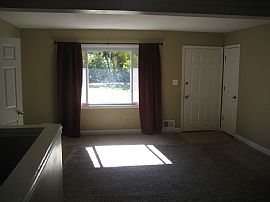 Spacious 4 Bed 3 Bath Beautiful Home in Kansas City, MO (Photo 3 of 6)