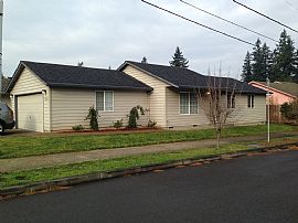 A Lovely 3 Bedroom and 2 Full Bath. Living Room in Portland, OR (Photo 5 of 6)