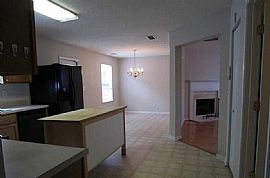 Specious Large 4 Bedroom 3 Bath Single Family Home in Atlanta, GA (Photo 7 of 8)