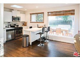 Warm and Inviting, Recently Remodeled, Very Appealing 2 Bed/2 B in Los Angeles, CA (Photo 3 of 4)