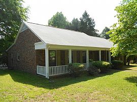 Three Bedroom and Two Full Bath Brick Ranch Style Home in Charlotte, NC (Photo 7 of 12)