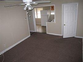  This Charming 3 Bedroom and 1 Bath Bungalow in Jacksonville, FL (Photo 3 of 7)