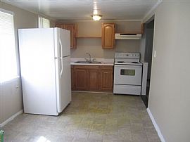  This Charming 3 Bedroom and 1 Bath Bungalow in Jacksonville, FL (Photo 4 of 7)