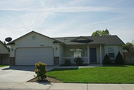 Well Maintained Home Features 3 Bed W/bonus in Nampa, ID