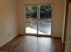 Updated 3 Bathrooms and 2.5 Baths, Large Recreation Room in Virginia Beach, VA (Photo 3 of 12)