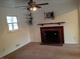Updated 3 Bathrooms and 2.5 Baths, Large Recreation Room in Virginia Beach, VA (Photo 4 of 12)