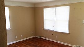 A Charming Home You Don'T Miss Out on This 3 Bedroom, 1 Bath in Des Moines, IA (Photo 2 of 10)