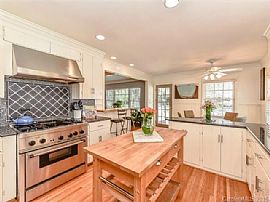 Adorable Ranch Style Home Sitting on The 9th Tee of Myers Park  in Charlotte, NC (Photo 4 of 5)