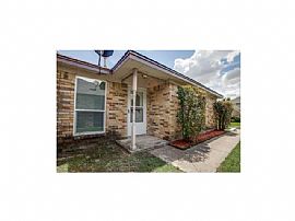 232 Conger Dr E Adorable Patio Home with Wood Laminate Flooring in Mesquite, TX