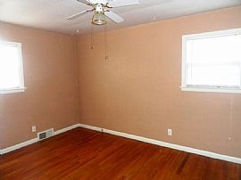 Spacious Beautiful 3bedrooms on Quiet, Private, Mature Street in Colorado Springs, CO (Photo 7 of 12)