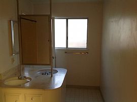 Great Single Family 3 Beds 2 Baths in Highly Desirable Neighbor in Sacramento, CA (Photo 7 of 9)