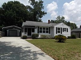 Charming 3/2 with Sun Room.Hardwood Floors, Separate Dining Room in Jacksonville, FL