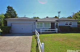 Charming 3bedroom 2 Bathroom Home on a Large Lot!  in Sacramento, CA