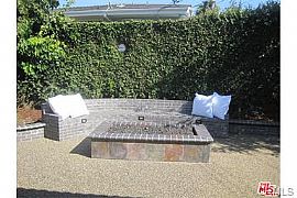 Contemporary 3 Bedroom Home  in Los Angeles, CA (Photo 10 of 12)