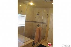 Contemporary 3 Bedroom Home  in Los Angeles, CA (Photo 9 of 12)