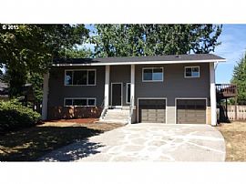 Lakeshore-Area Split Level Just Refreshed W/new Roof.  in Vancouver, WA