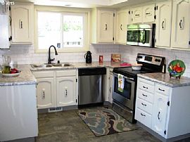 Lakeshore-Area Split Level Just Refreshed W/new Roof.  in Vancouver, WA (Photo 2 of 5)