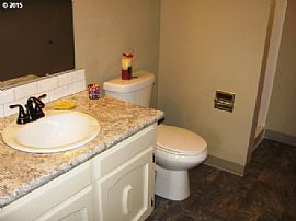 Lakeshore-Area Split Level Just Refreshed W/new Roof.  in Vancouver, WA (Photo 4 of 5)