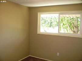 Lakeshore-Area Split Level Just Refreshed W/new Roof.  in Vancouver, WA (Photo 5 of 5)