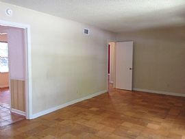 Single Family Home in Mobile, AL (Photo 3 of 6)