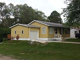 This 910 Square Foot Single Family in Omaha, NE (Photo 2 of 6)