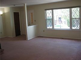 Great Townhouse with 3 Bedrooms Plus a Finished Basement in North Brunswick, NJ (Photo 2 of 4)