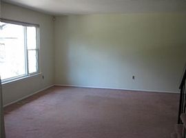 Great Townhouse with 3 Bedrooms Plus a Finished Basement in North Brunswick, NJ (Photo 3 of 4)