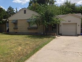 Beautiful 2 Bedroom, 1 Bathroom, 1 Car Garage in Oklahoma City, OK (Photo 3 of 10)