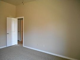 Freshly Painted Super Clean 3bdms 2baths Single Family Home in Edmond, OK (Photo 4 of 10)