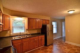  Cute 3 Bedroom, 2 Bath Brick Ranch Style Home in The Rosewood  in Columbia, SC (Photo 4 of 7)