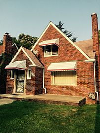 Super Neat and Clean 3 Bedroom 2 Bathroom Bungalow Style Home. in Detroit, MI (Photo 4 of 9)
