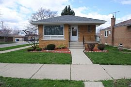 This Cozy Ranch Style Home Is Situated on a Large Lot in Chicago, IL