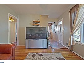 Well Maintained Colonial Cape in Yardville in Hamilton, NJ (Photo 3 of 7)