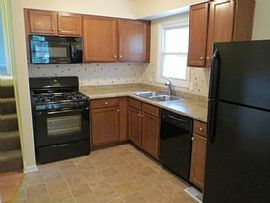 Enjoy This Modern 3bed/1.5 Bath Elgin Home in Elgin, IL (Photo 2 of 10)