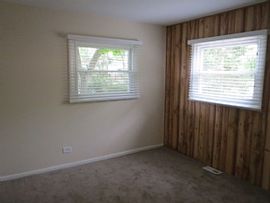 Enjoy This Modern 3bed/1.5 Bath Elgin Home in Elgin, IL (Photo 5 of 10)