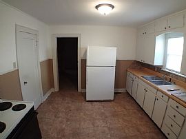 This Rental Consists of a Living Room, 3 Bedrooms, in Wichita, KS (Photo 4 of 10)