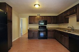 8 Southwest Dr Move Right in to This Adorable and Meticulously  in Stamford, CT (Photo 2 of 4)