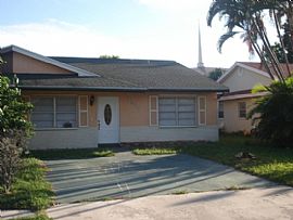 Beautiful 3bed/2bath Duplex Home with Fenced Yard in West Palm Beach, FL