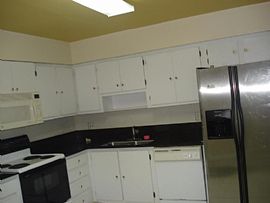 Beautiful 3bed/2bath Duplex Home with Fenced Yard in West Palm Beach, FL (Photo 2 of 4)